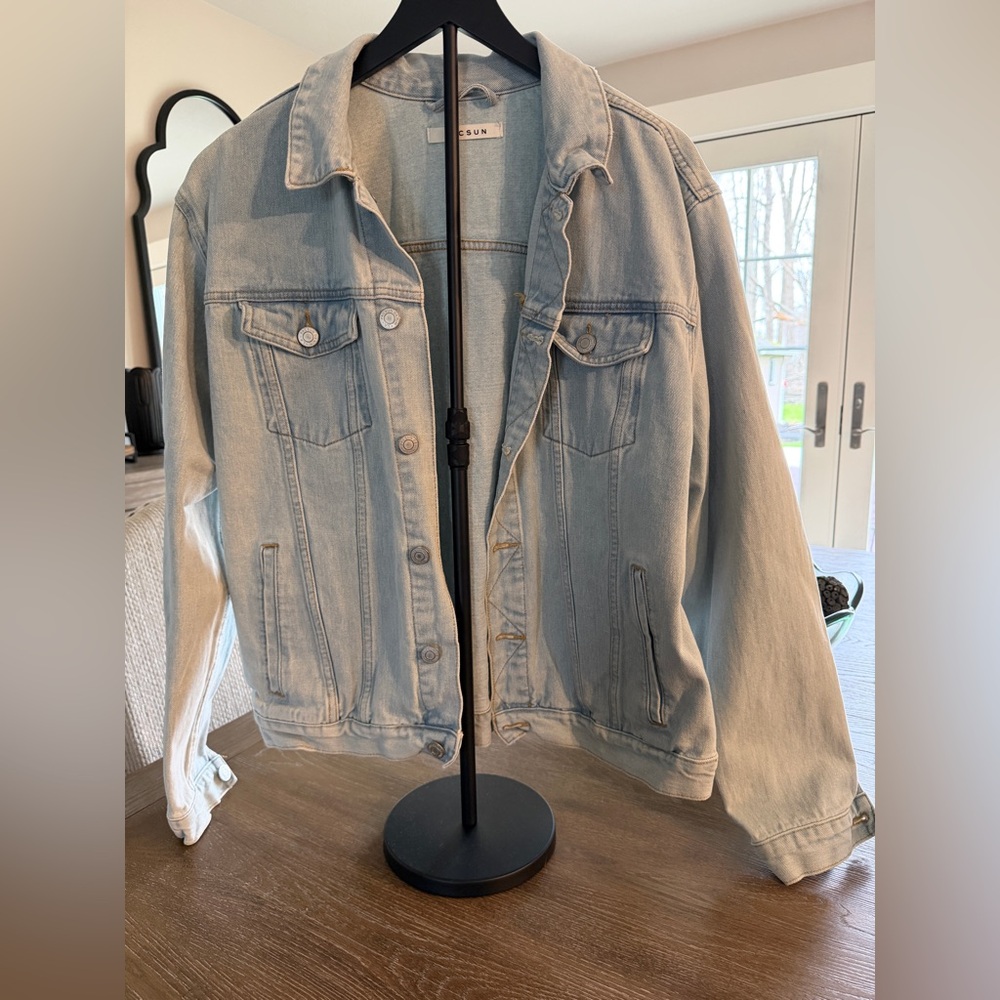 Men’s Pacsun Light Blue Denim Trucker Jacket with silver buttons.